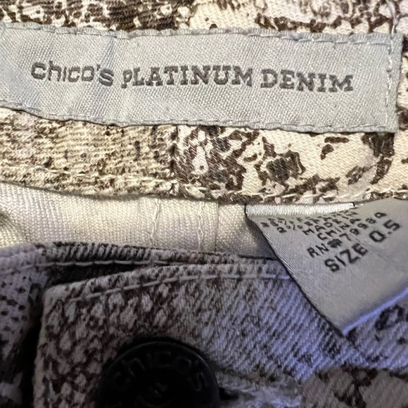 CHICO"S size 6 platinum denim snakeskin pattern - Picture 3 of 3